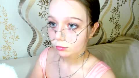 MelMooon online show from November 12, 1:44 pm