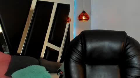 Snapshot of melody_suarez chatting on December 3, 7:11 pm MELODY online show from December 3, 7:11 pm