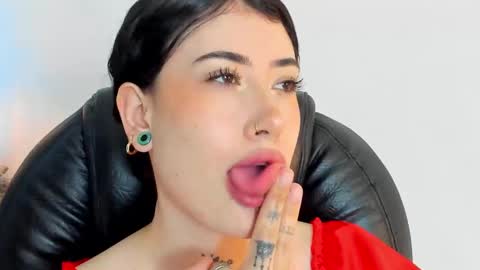 Snapshot of melody_suarez chatting on December 4, 8:40 pm MELODY online show from December 4, 8:40 pm