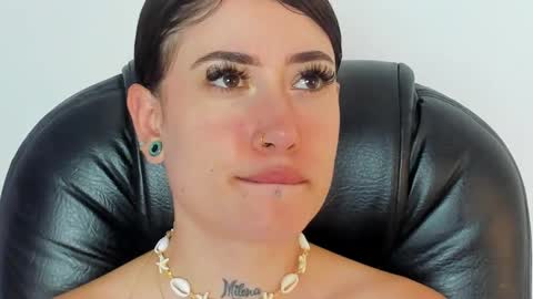 Snapshot of melody_suarez chatting on February 20, 1:57 am MELODY online show from February 20, 1:57 am