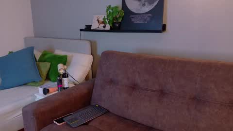 Snapshot of melodycollins__ chatting on April 4, 7:22 pm M E L O D Y online show from April 4, 7:22 pm