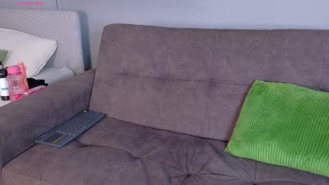 Snapshot of melodycollins__ chatting on April 21, 7:39 pm M E L O D Y online show from April 21, 7:39 pm