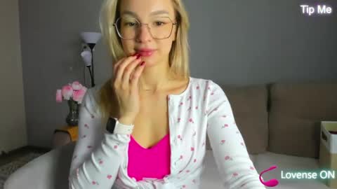 melodyillves online show from May 14, 2:07 am
