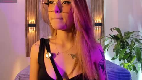 melodylanee online show from May 9, 11:04 am