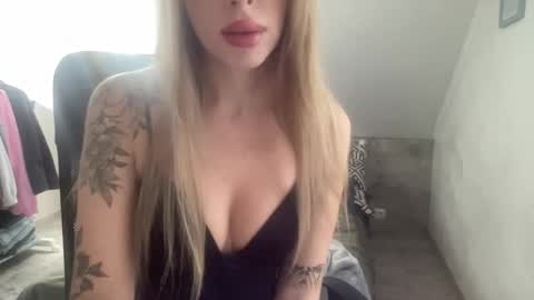 Snapshot of meloodiesweet chatting on December 19, 9:38 am Melodie Sweet online show from December 19, 9:38 am