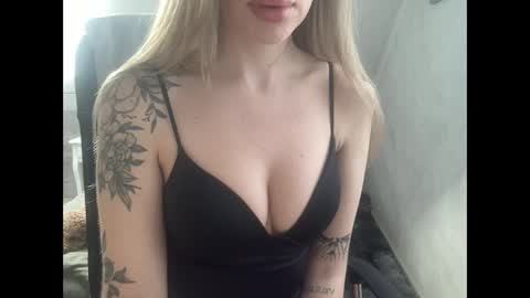 Snapshot of meloodiesweet chatting on January 18, 10:41 am Melodie Sweet online show from January 18, 10:41 am