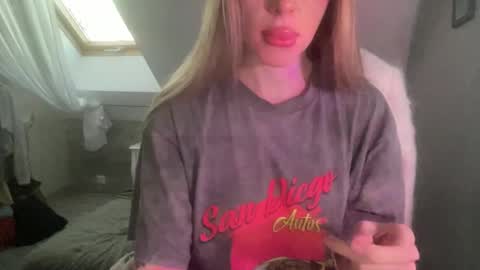 Snapshot of meloodiesweet chatting on February 3, 2:55 pm Melodie Sweet online show from February 3, 2:55 pm