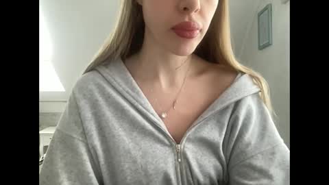 Snapshot of meloodiesweet chatting on February 8, 9:45 am Melodie Sweet online show from February 8, 9:45 am