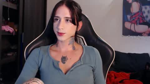 Snapshot of mely_roussex chatting on February 22, 10:52 pm mely online show from February 22, 10:52 pm