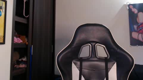 Snapshot of mely_roussex chatting on March 2, 11:39 am mely online show from March 2, 11:39 am