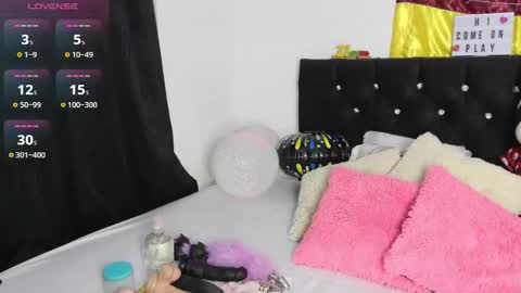 Snapshot of mena_hicks chatting on February 18, 11:33 pm Heart online show from February 18, 11:33 pm