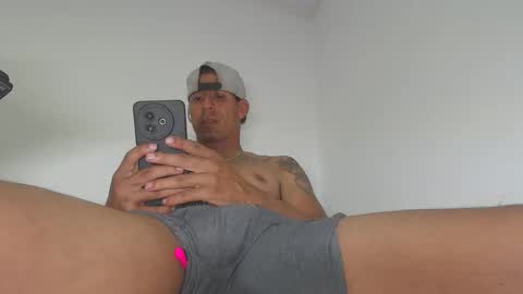 Snapshot of mensexydick20 chatting on December 20, 3:46 am big brown online show from December 20, 3:46 am