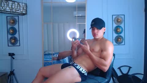 Snapshot of menxtop chatting on February 11, 1:43 am Tony and David online show from February 11, 1:43 am