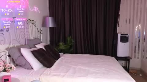 meow_mellie online show from September 24, 2:04 am