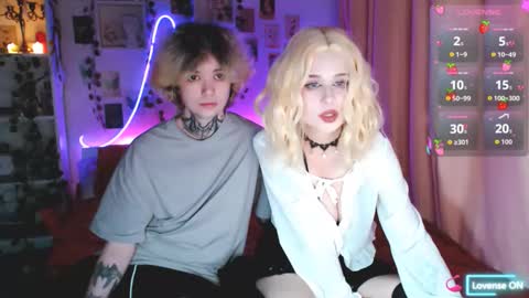 Snapshot of meow_on_da_cam chatting on September 20, 12:00 am meow_on_da_cam online show from September 20, 12:00 am