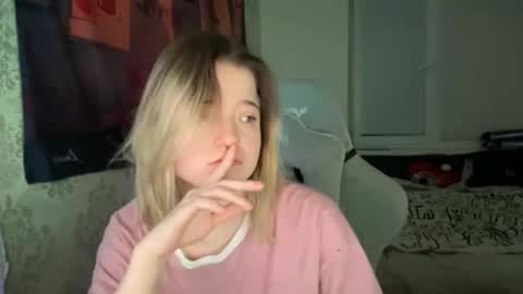 Snapshot of meowki4 chatting on January 2, 10:11 pm meowme online show from January 2, 10:11 pm