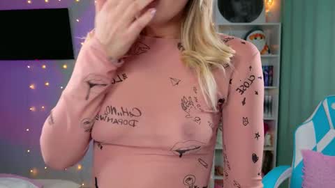 Snapshot of mercedes_robins chatting on December 20, 4:30 am Molly online show from December 20, 4:30 am