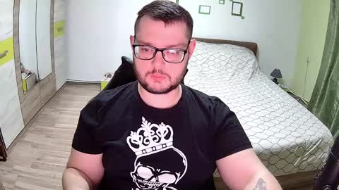 King and Queen online show from April 22, 6:42 pm