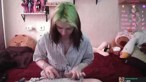 Snapshot of mevis_li chatting on September 17, 3:30 am Mavis online show from September 17, 3:30 am
