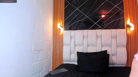 Mia online show from April 15, 1:18 pm