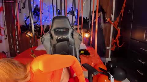 Snapshot of mia_18v chatting on October 27, 5:39 pm Violett online show from October 27, 5:39 pm