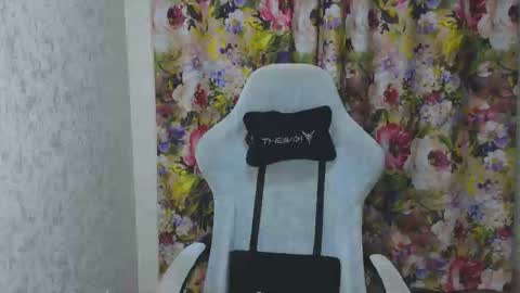 Mia online show from November 28, 10:01 pm