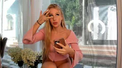 Snapshot of mia__milan chatting on October 22, 8:14 am Mia  Milan online show from October 22, 8:14 am