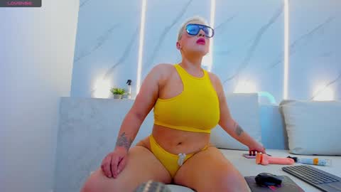 Mia  online show from January 3, 2:40 pm