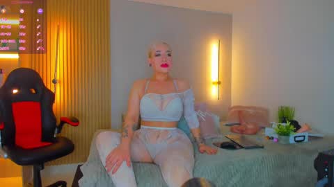 Snapshot of mia_becke chatting on October 3, 11:51 am Mia online show from October 3, 11:51 am