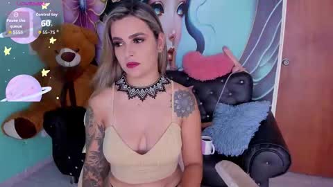 Snapshot of mia_bigtits_17 chatting on February 22, 7:23 pm Mia online show from February 22, 7:23 pm