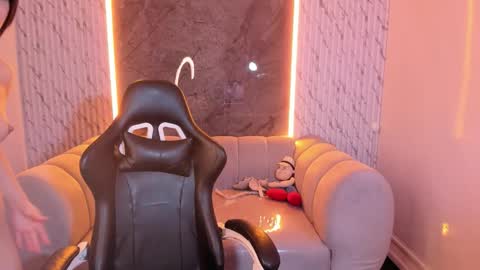 mia_collins_b online show from November 14, 1:10 pm