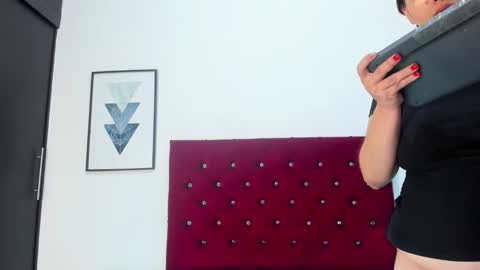 mia online show from October 15, 10:59 am