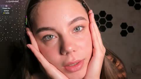 Mia  next stream Thursday 1400 UTC1 Friday 1400 UTC1 online show from November 12, 2:39 pm