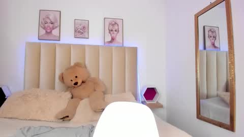 mia_corner online show from October 17, 2:19 pm