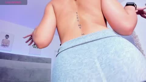Snapshot of mia_corner chatting on April 29, 1:37 pm mia_corner online show from April 29, 1:37 pm