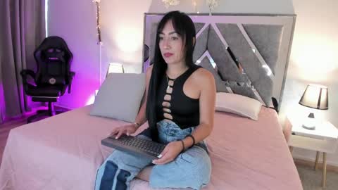 Snapshot of mia_davis__ chatting on May 27, 12:02 pm mia_davis__ online show from May 27, 12:02 pm
