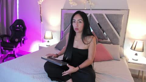 Snapshot of mia_davis__ chatting on May 28, 12:02 pm mia_davis__ online show from May 28, 12:02 pm