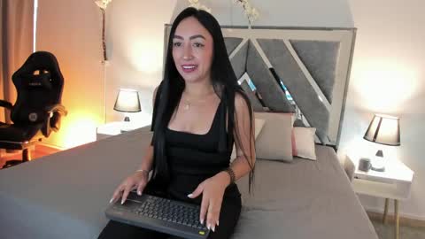 Snapshot of mia_davis__ chatting on May 29, 12:03 pm mia_davis__ online show from May 29, 12:03 pm