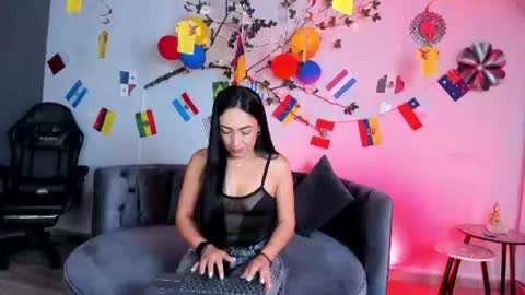 Snapshot of mia_davis__ chatting on June 18, 11:36 am mia_davis__ online show from June 18, 11:36 am
