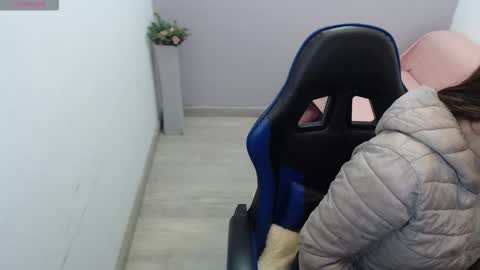 Mia online show from December 22, 1:41 pm