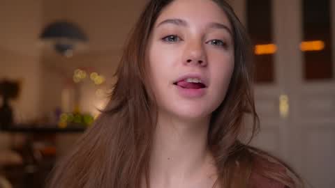 Mia online show from December 5, 6:26 pm