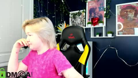 Mia online show from May 8, 3:12 am