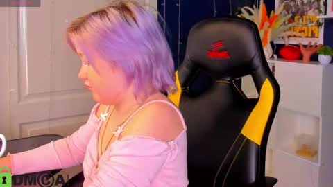 Mia online show from May 19, 3:02 am