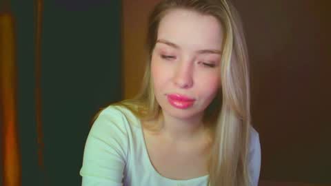 Mia online show from December 6, 5:55 pm