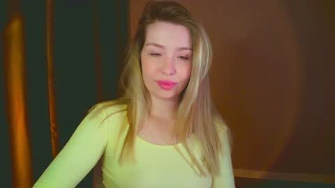 Mia online show from December 13, 10:45 pm