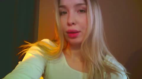 Mia online show from December 14, 11:56 pm