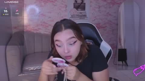 Snapshot of mia_foster_t chatting on March 2, 1:18 pm Mia online show from March 2, 1:18 pm