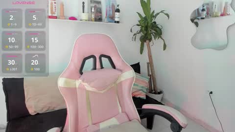 Snapshot of mia_girl00 chatting on January 9, 2:14 am Mia online show from January 9, 2:14 am