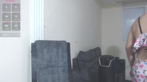 Snapshot of mia_girl07 chatting on February 18, 9:55 pm ZOE online show from February 18, 9:55 pm