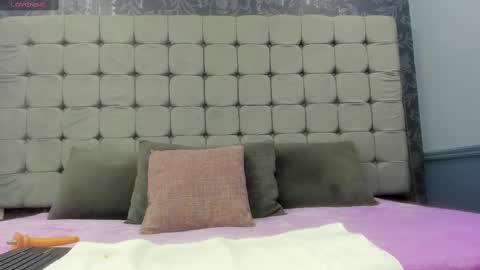 Mia online show from November 10, 1:10 pm